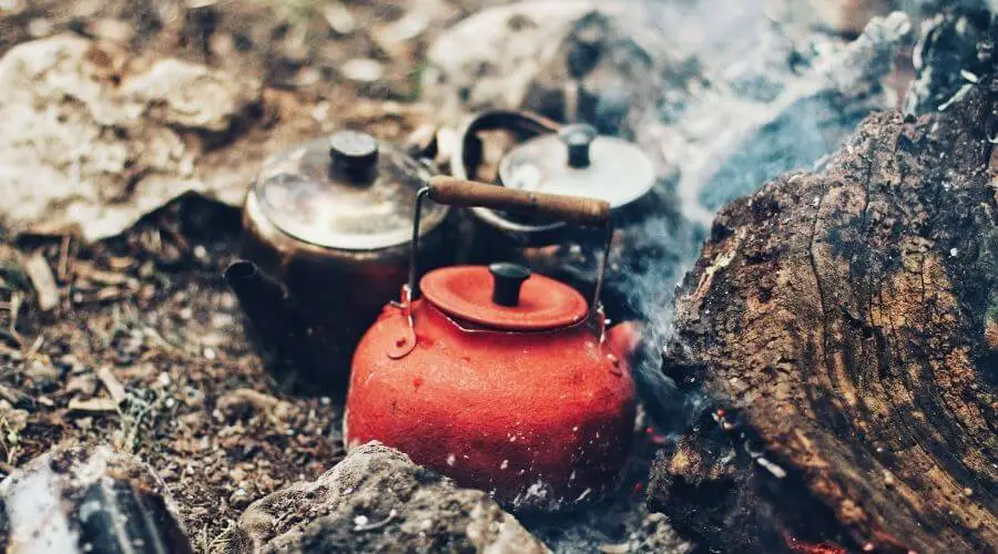 Boiling water with a camping kettle